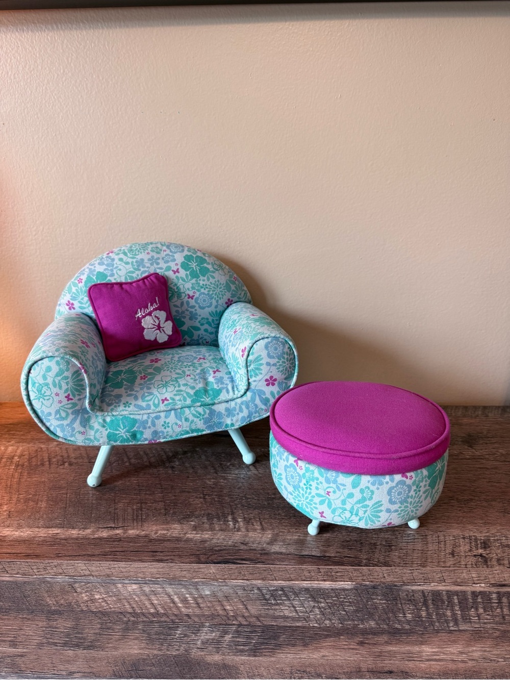 American Girl *Rare* *Retired* Kanani’s Lounge Chair Set